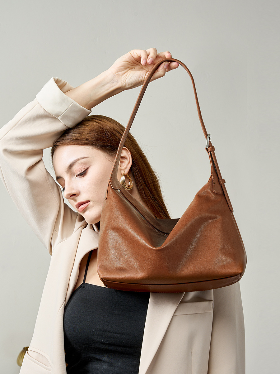 Capacious classic retro shoulder bag