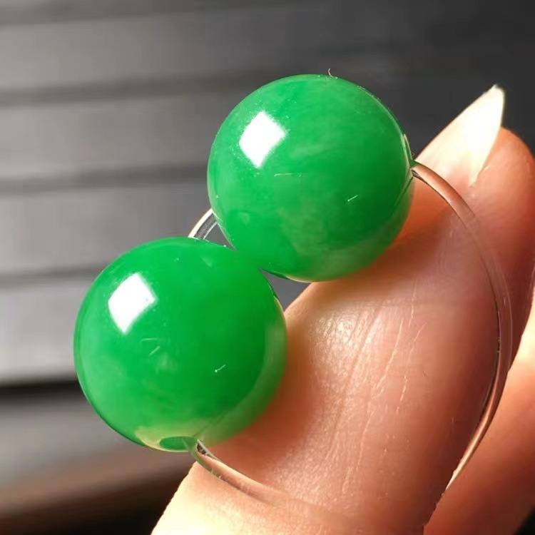 Emerald beads full of green, scattered beads deep sunny green, top beads. DIY round beads bracelet, necklace, pendant, single bead for men and women.