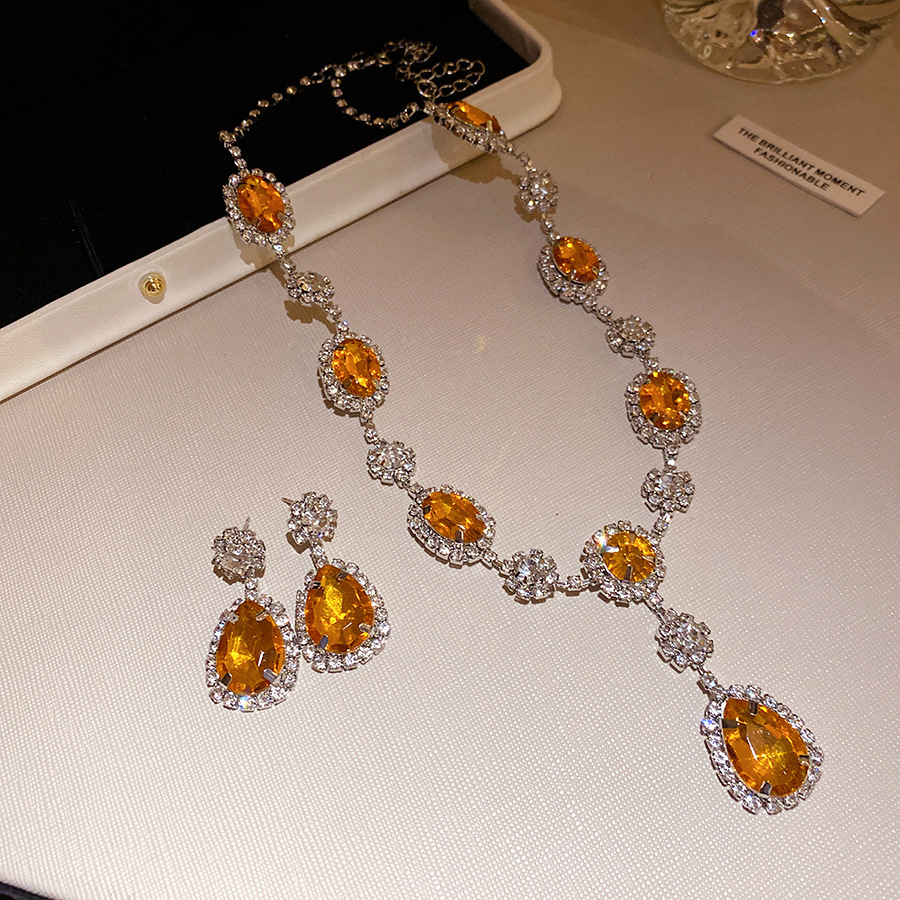 Collar de pendientes de gota de agua elíptica rosa ligero de lujo nicho cadena de clavícula temperamento delicado conjunto de joyas al por mayor