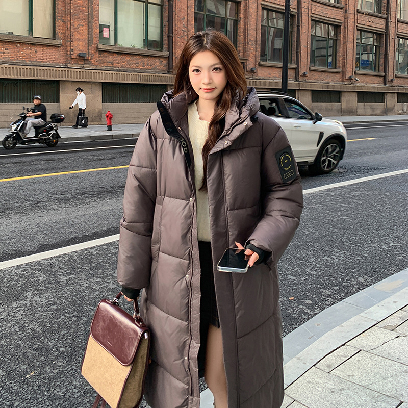 Gran chaqueta de algodón de plumón para mujeres más largo de la rodilla en invierno de 2025 nuevo diseño de estilo académico grueso abrigo abrigo