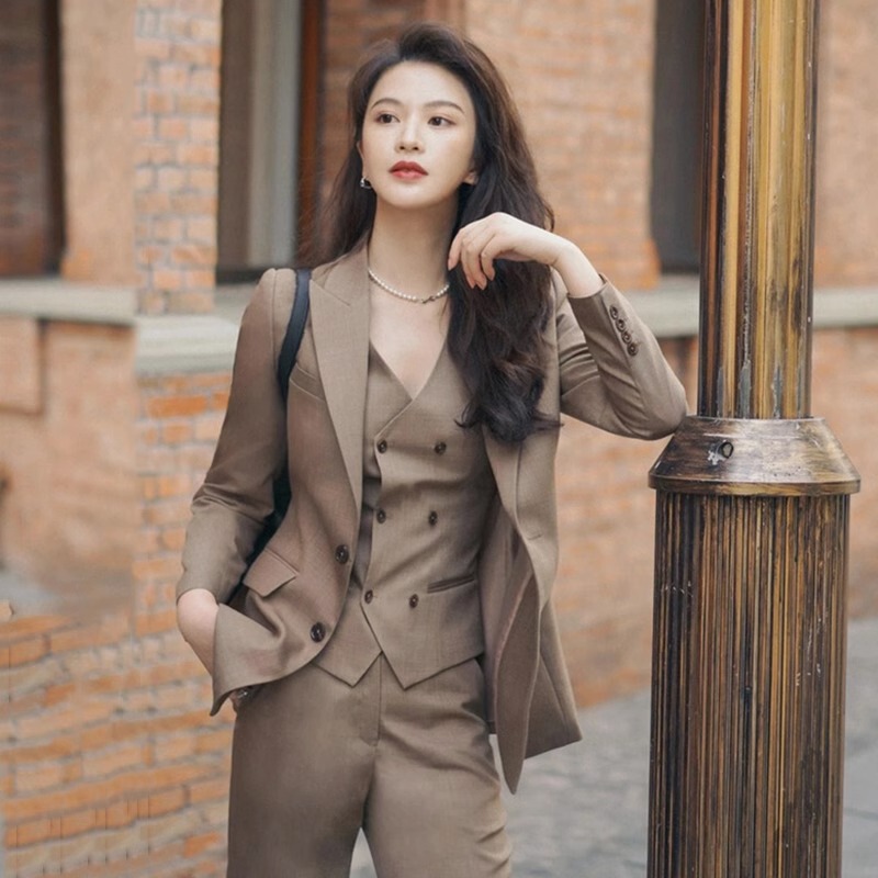 Spring and Autumn Net Celebrity Fried Street khaki Fashion Suit Vest suit Women's High Sense Professional Temperament Suit Three-Piece Set