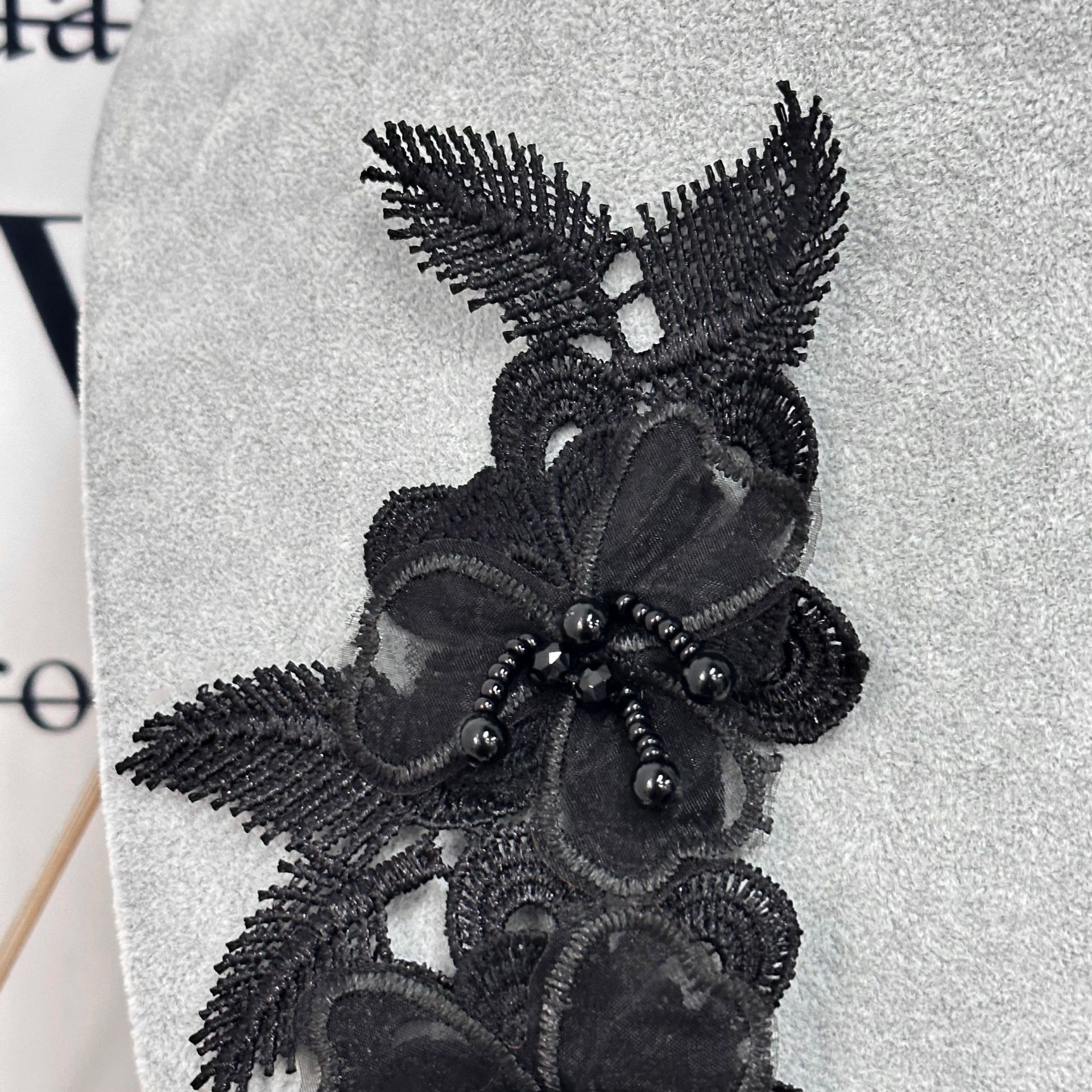 Flor de encaje negro bordado flor flor tridimensional ramas y hojas flor diseño de prendas de vestir fábrica directa al por mayor