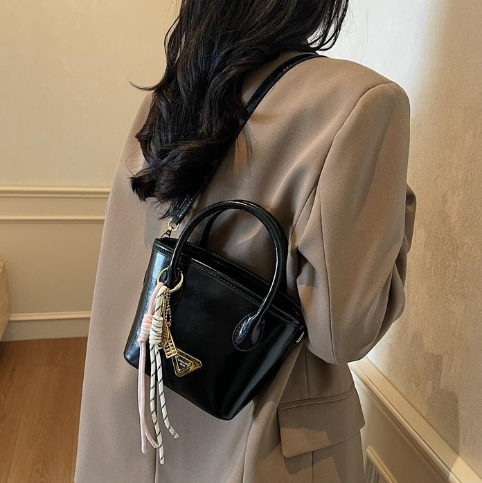 Bolso de mano de moda versátil para mujeres 2025 nuevo color de contraste de moda de un solo hombro bolso de cubo de alta sensación de mochila casual