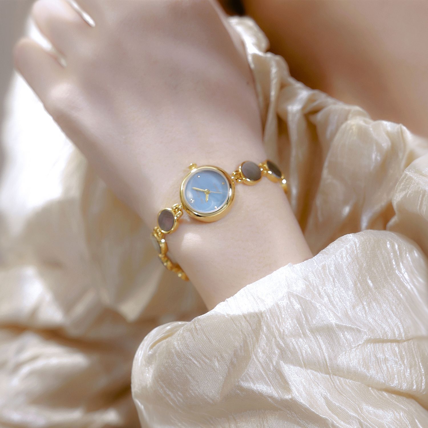 60g Weight Tempered Glass Mirror Material Fine Steel Strap Material Watch Classification Pointer Display Type Jewelry Buckle Buckle Style Round Dial Shape Holiday, Daily Occasion Quartz Movement Solid Color Pattern All Seasons Season Women's Gender Casual, Classic Style Style Casual Classic Style Solid Color Jewelry Buckle Quartz Watch 2