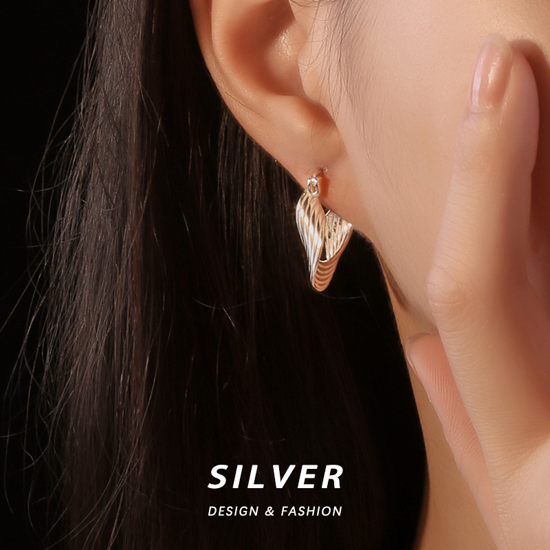 Sterling silver, simple fashionable, with a sense of high-end lines and twisted loop e. Female niche cold style_voghion.com