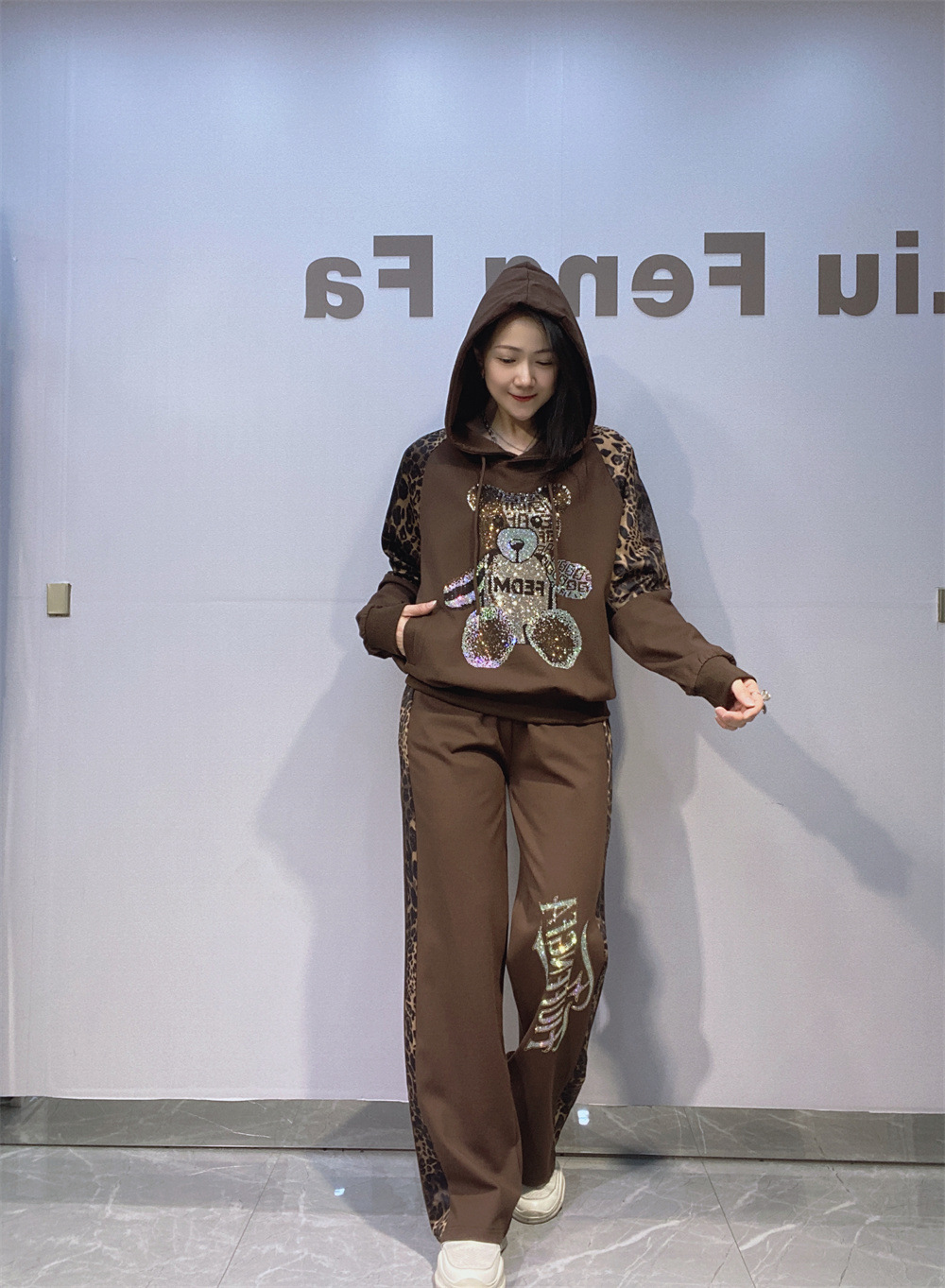 Un conjunto completo de estampado de leopardo con ropa de mujer europea, chaqueta encapuchada de mangas largas + pantalones, nuevo conjunto de primavera y otoño