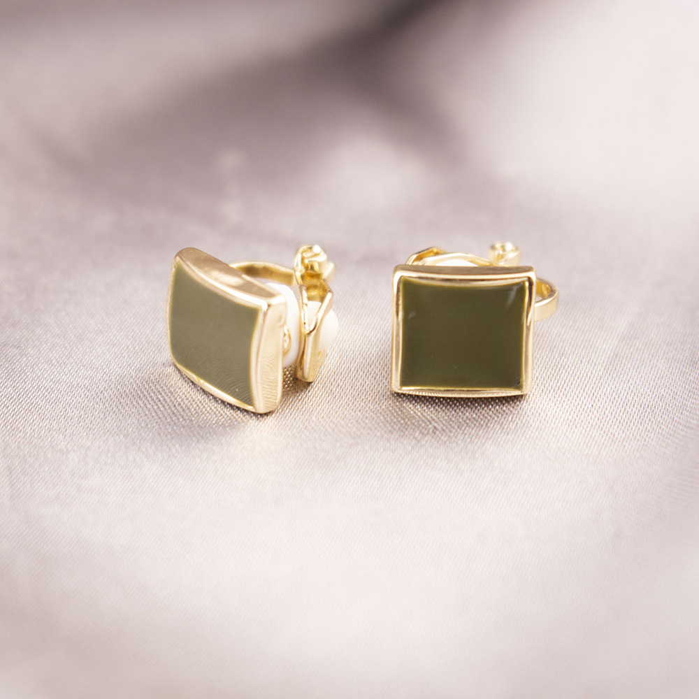 Pinza para la oreja indolora cuadrada con goteo de aceite simple, sin perforaciones para la oreja, temperamento de nicho, pinza para la oreja triangular, sentido de diseño, pendientes de sentido avanzado, mujer