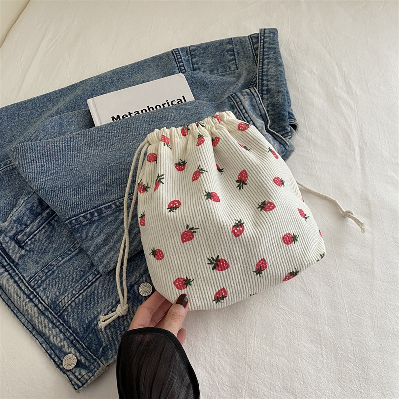 Bolsos de fresas lindos para mujeres 2024 nueva moda bolsas de cubo de velcro simple pequeño fresco de hombro mochila de moda