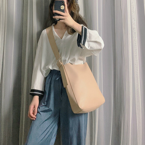 Bag for girls, trendy Korean style, versatile wide shoulder crossbody bag, large capacity, student fashion single shoulder bucket bag