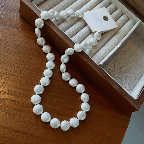 Chic French Vintage White Bead Necklace for Women, Korean Style, Fashionable and Elegant Clavicle Chain, Instagram Style, Light Luxury Accessory