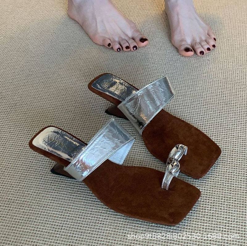 El estilo francés de alta sensación de hebilla de metal, zapatillas frías de dedo de dedos, zapatillas de tacones plateados no cansados de verano image 4