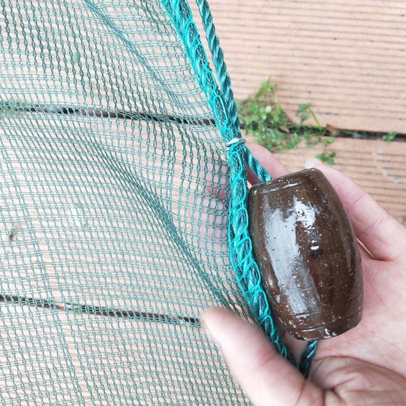 川をブロックする魚網飛行機の八の字の虎の口は口をふさいで清塘の漁具のエビのかごの魚のかごはうなぎのどじょうのネットの密な目をつかみます。|undefined