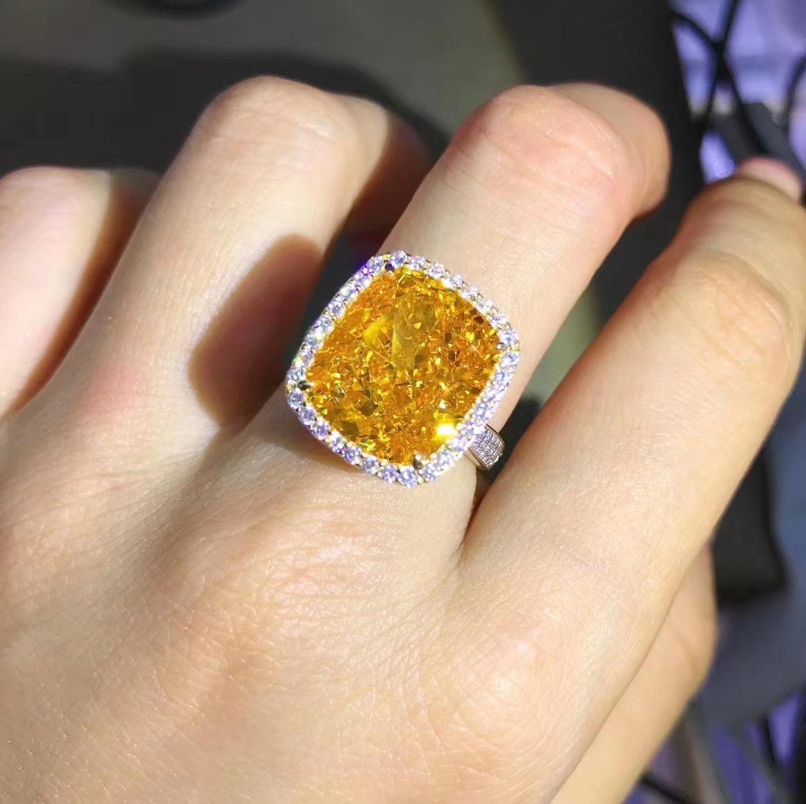 Anillo de diamantes de alto carbono de alta definición corte en forma de almohada S925 galvanoplastia gruesa de plata con incrustaciones de 8 quilates amarillo Diamante de alto carbono