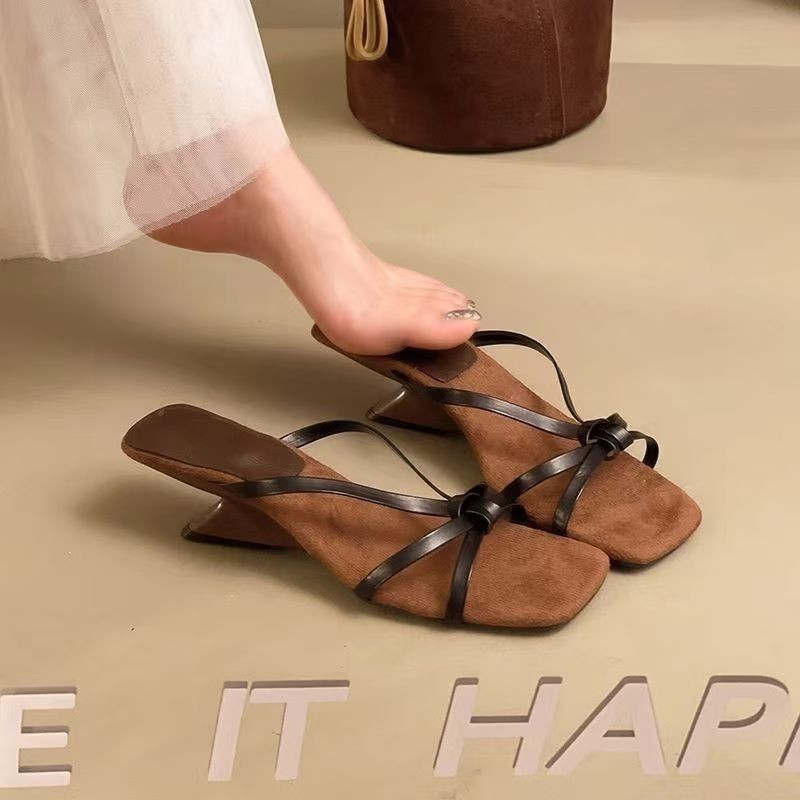 2026 verano nuevo vestido multifacetado cinturón delgado zapatillas de tacones altos de plata y zapatillas de una sola línea para mujeres image 2