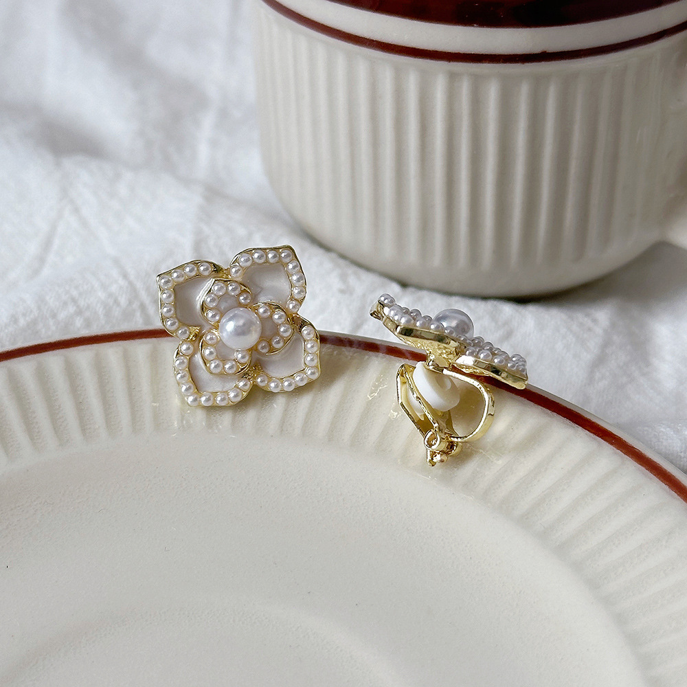 Versión coreana del clip para la oreja sin orejas de la celebridad de Internet clip para la oreja triangular con incrustaciones de diamantes de alta calidad Pendientes de Yiwu de temperamento simple femenino al por mayor