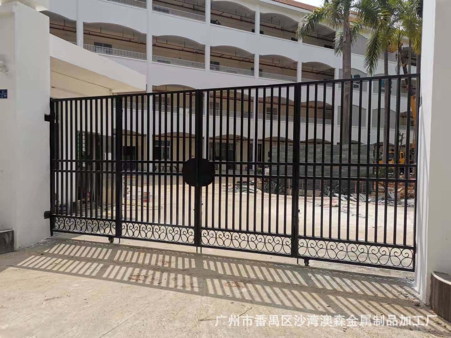 广州厂家制作折叠双开手动铁门小区入口手动四折镀锌方管铁艺大门-阿里巴巴