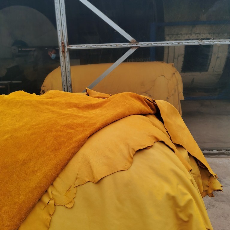 供应成品牛皮，羊皮，猪皮，阻燃防火防水皮手套皮箱包牛皮