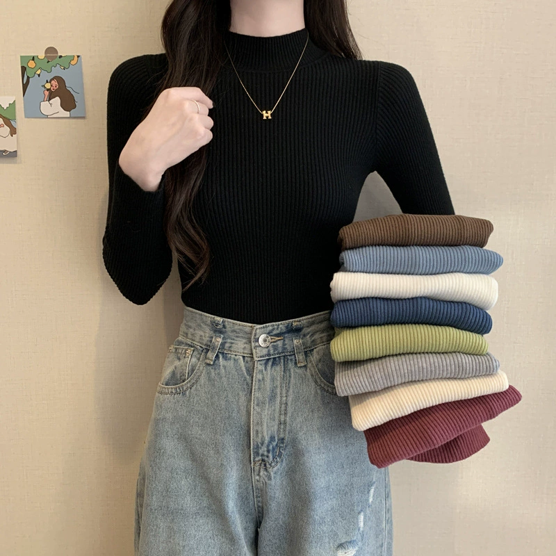 Черный свитер с полувысоким воротником и нижним трикотажным свитером