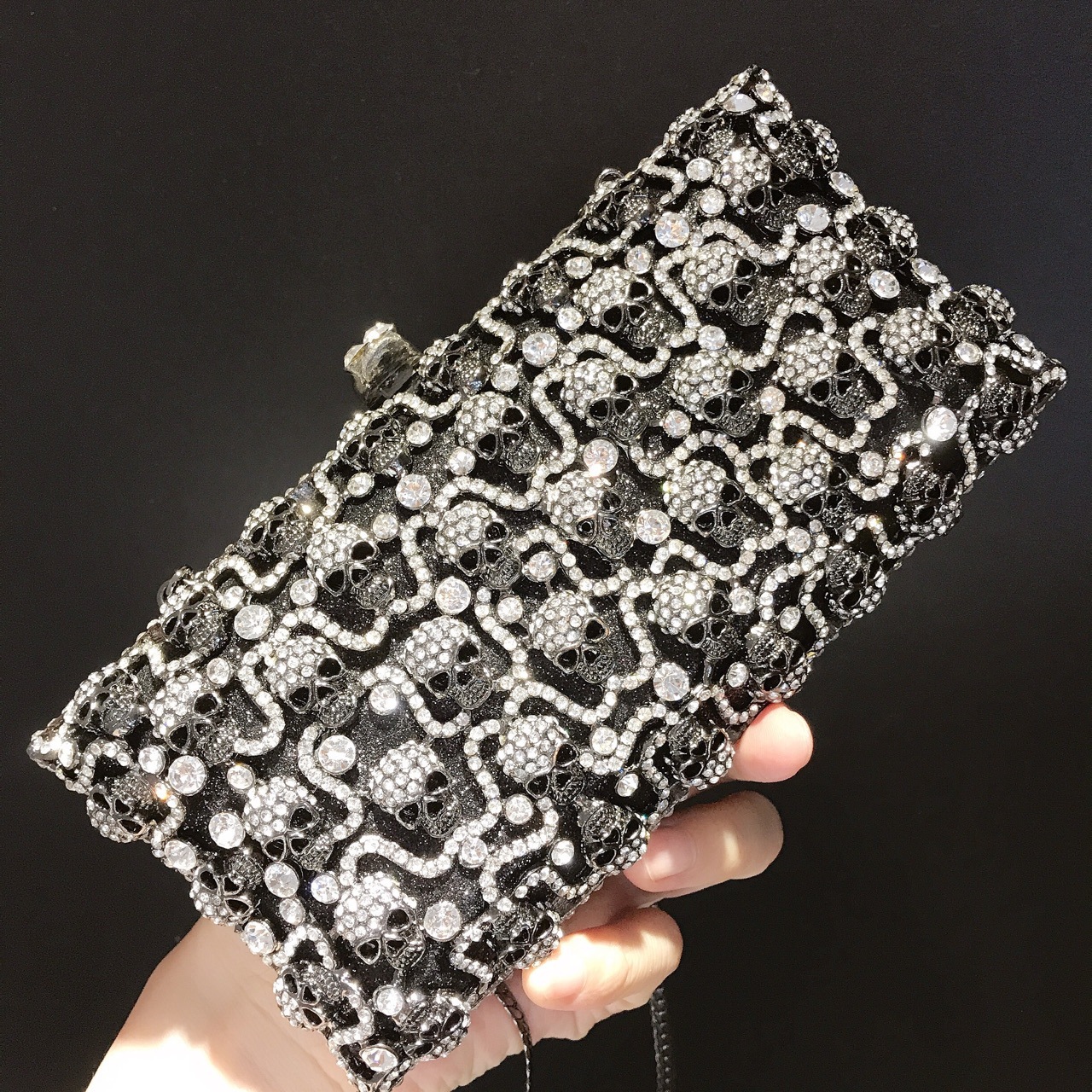 Túi clutch dạ tiệc hộp cứng đính đá hình đầu lâu — Màu đen chi tiết 5
