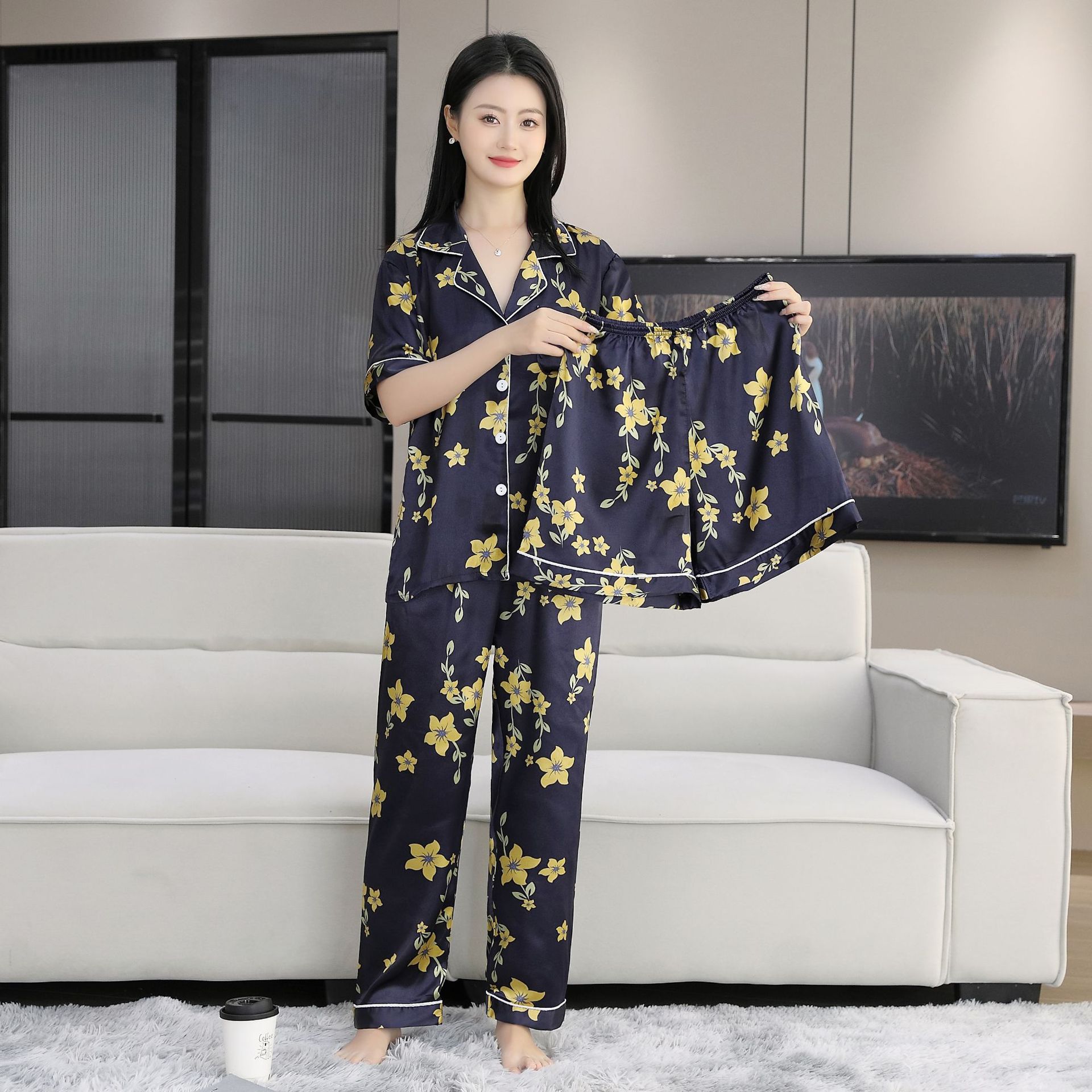 2025 nuevo estilo pijama mujer verano hielo seda fina solapa pantalones de manga corta traje de tres piezas se puede usar en el exterior