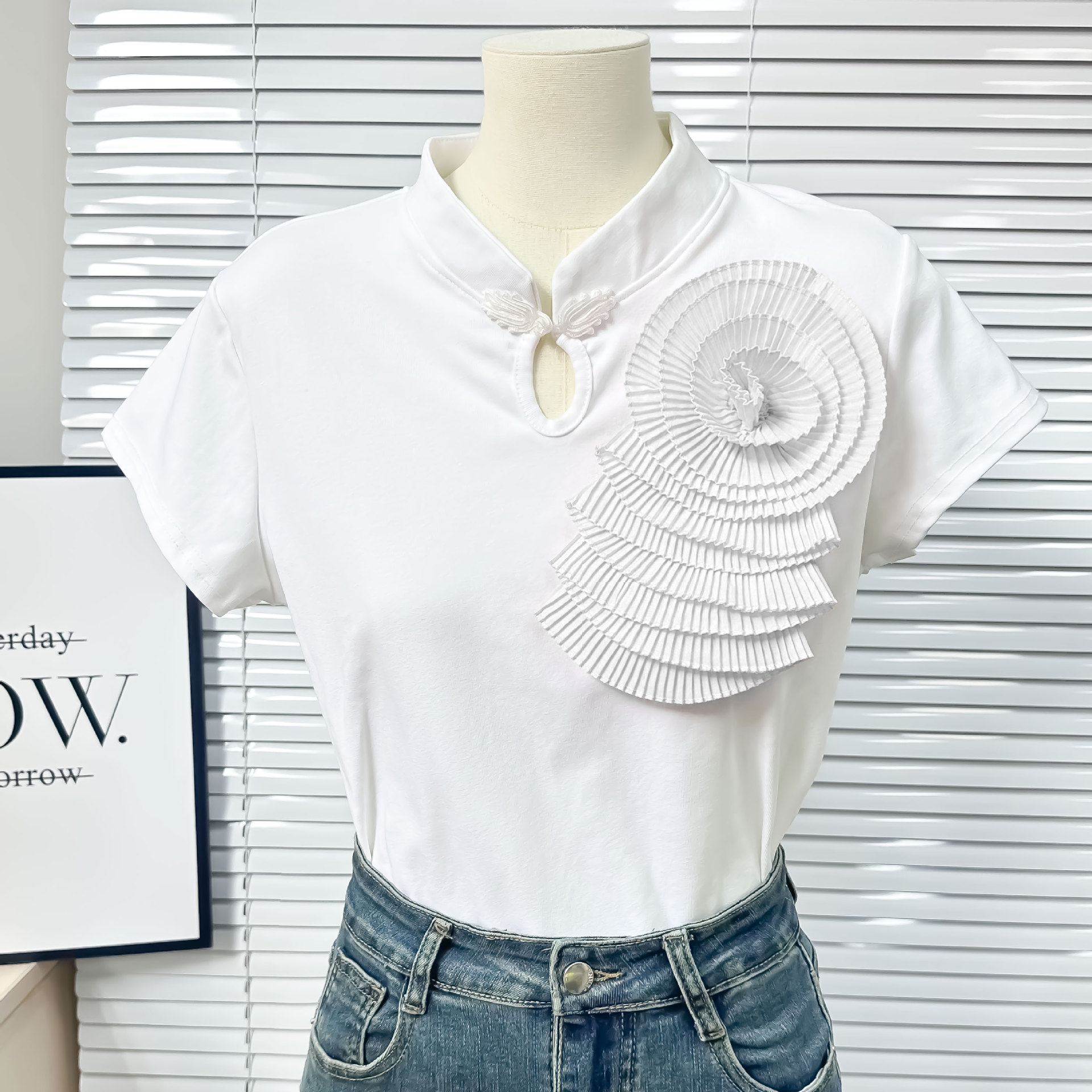 Nuevos productos Comercio exterior Europa y América Diseño de nicho de alta gama Sentido de pegatinas de tela de flores plegadas Proceso de pegatinas de tela de flores tridimensionales Accesorios de ropa de bricolaje de flores