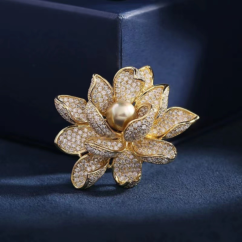 High-End-Luxus voller Diamant Lotus Brosche modische OL Textur Perle Kleidung Zubehör Anti-Exposition Corsage Pin_voghion.com