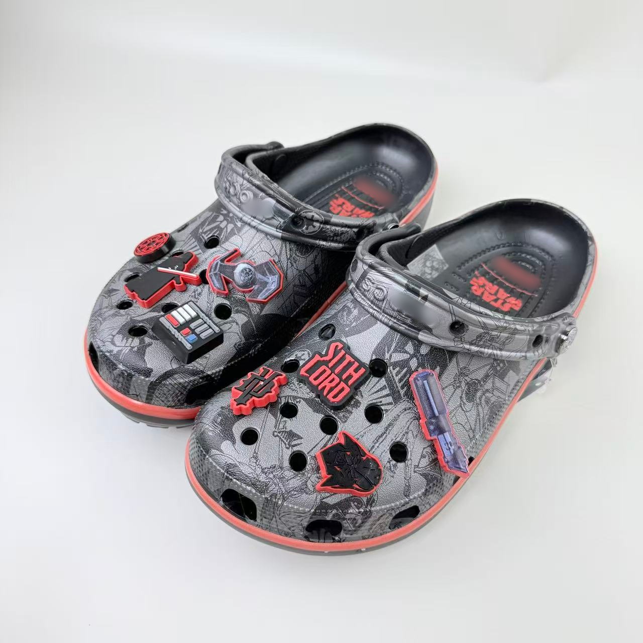 Nuevos zapatos de agujero de Star Wars dibujos animados graffiti personalidad sandalias zapatos de playa fábrica directa al por mayor