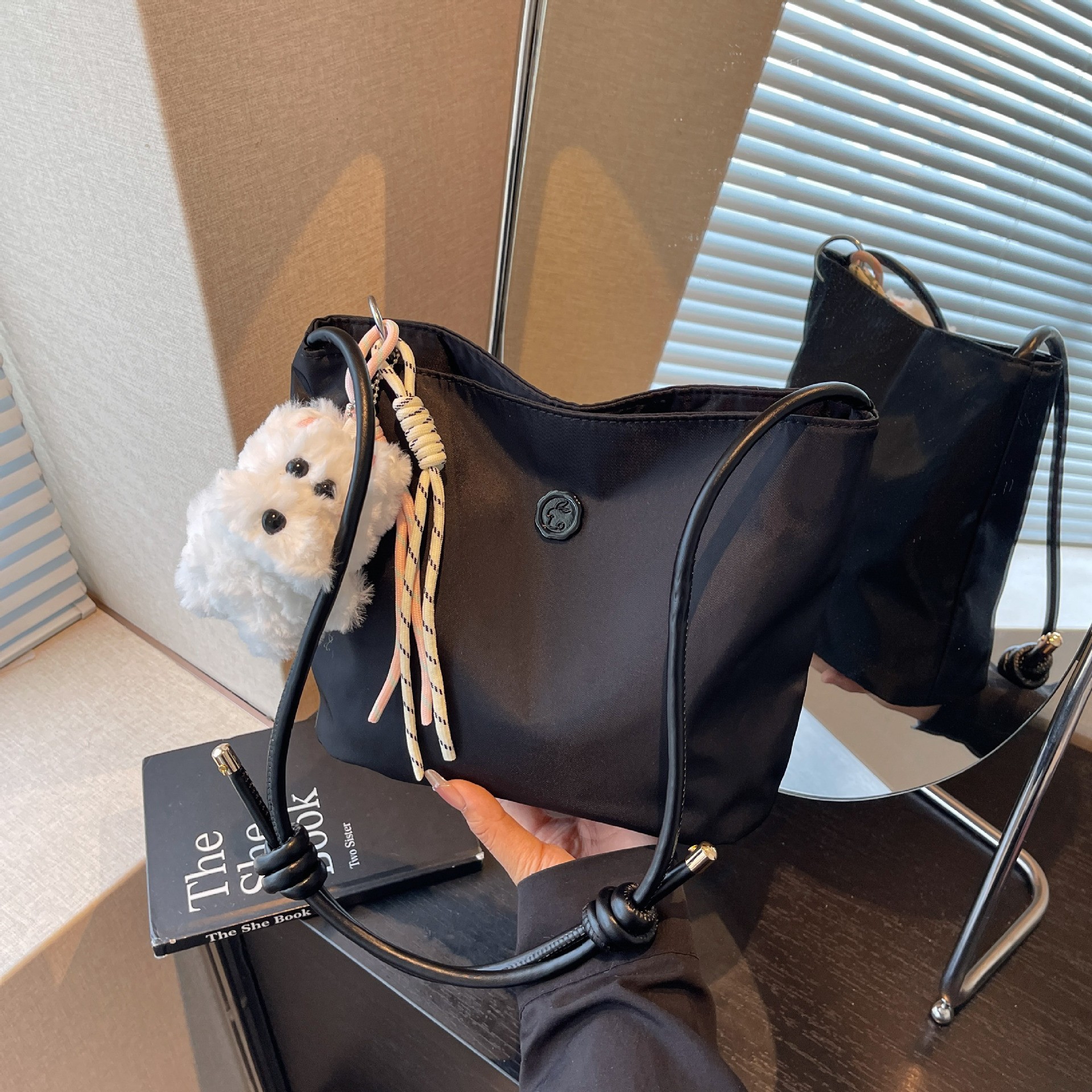 검정색 바탕에 흰색 강아지 키링