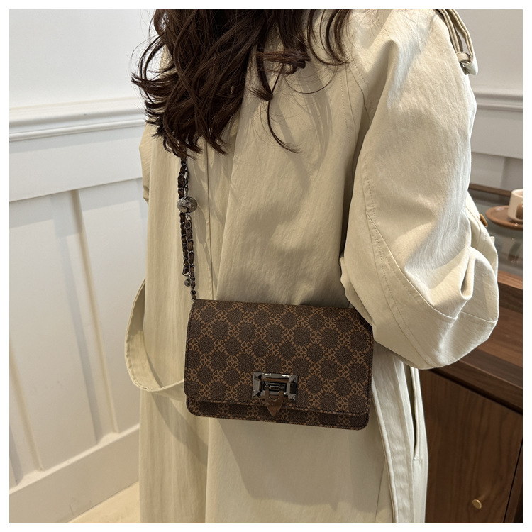 Cross-border women's bag 2024 New leopard print underarm bag, Korean style fashionable and trendy chain single-shoulder bag, riveted crossbody bag undefined