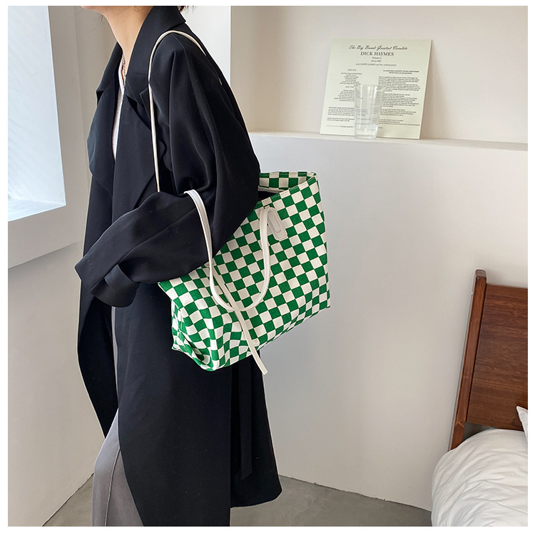 Retro Canvas Bag Checkerboard Bag Autumn Tide Fashion Portable Tote Bag display picture 9