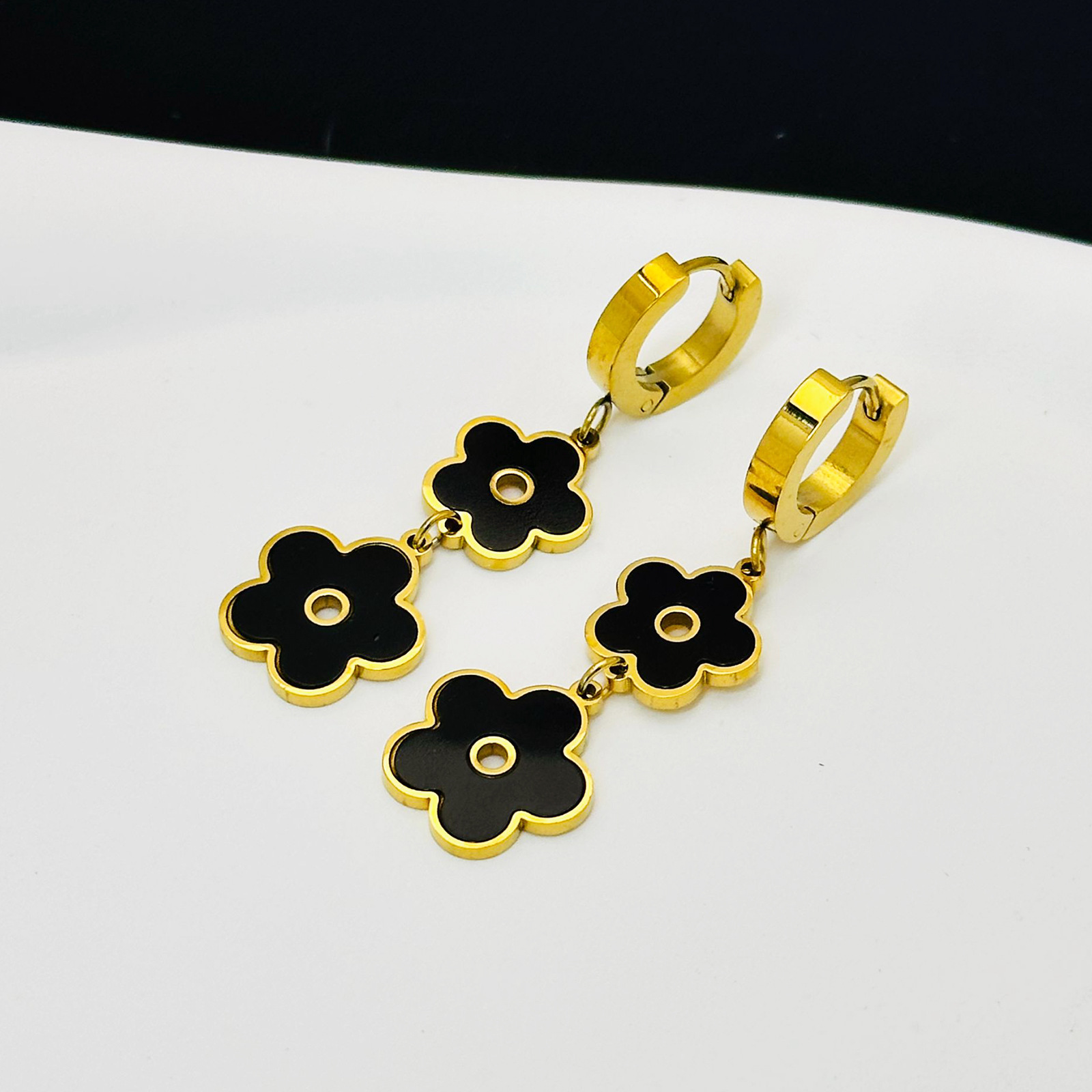 Creativo de cinco flores estilo retro europeo y americano temperamento versátil simple personalidad cuatro hojas colgantes aretes de joyas de acero