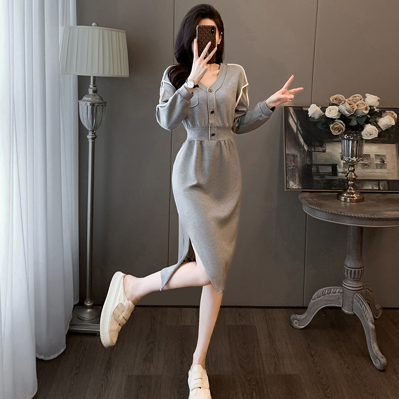 グレーの高級感がとても綺麗です。vネックのワンピースは女性の秋が痩せています。|undefined