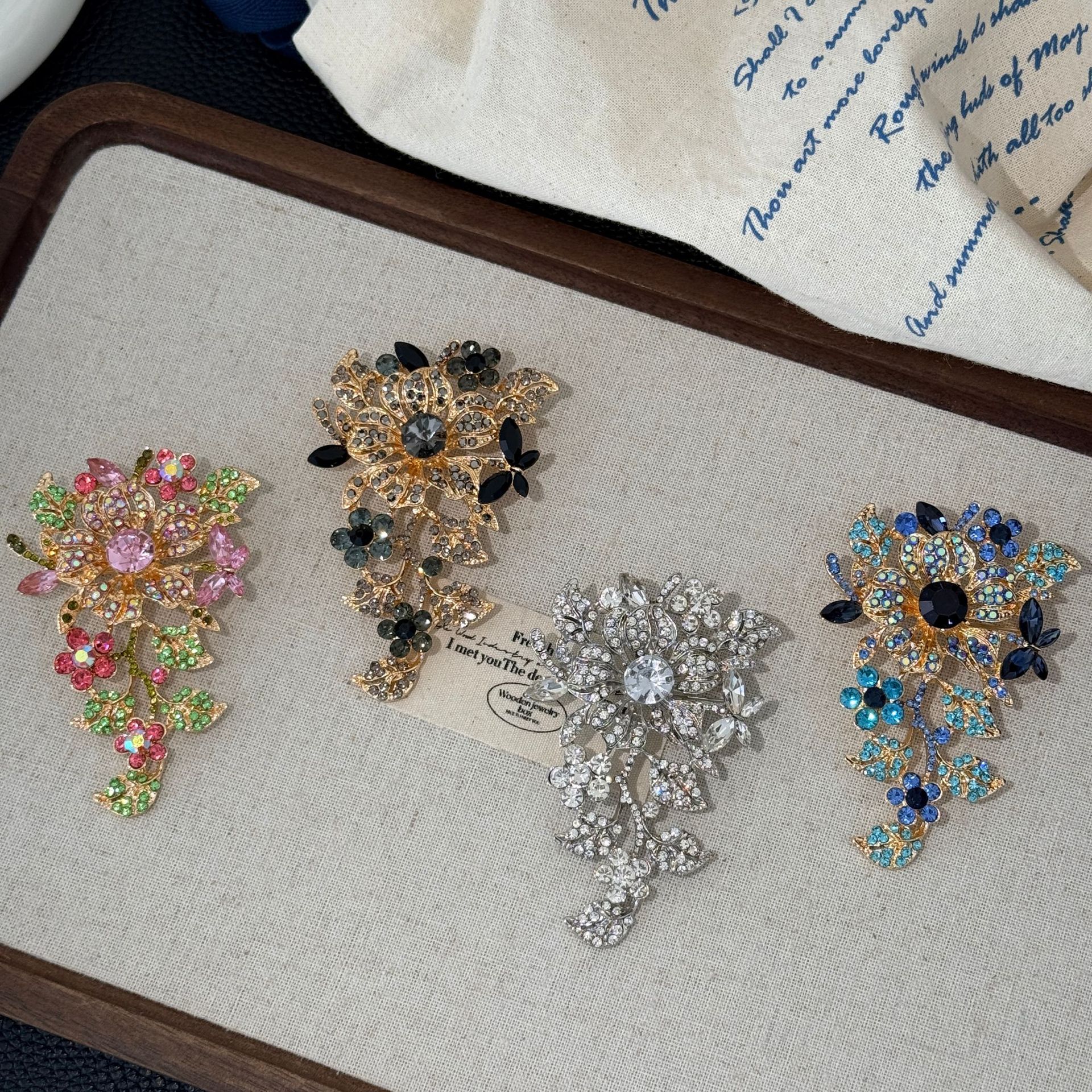 High-End New Flower Women's Brooch Luxury Palace Crystal Retro Temperament Corsage Fashion Versatile Brooch Wholesale