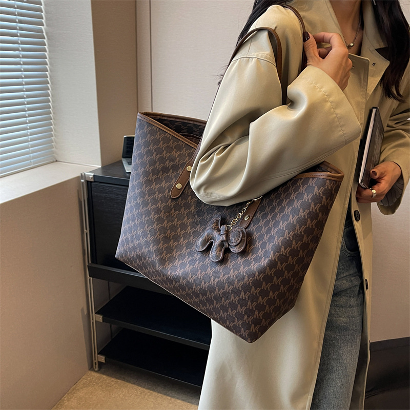 Bolso de alta sensación para mujeres 2025, nuevo tipo de bolso de mano, bolso de viaje de moda universal, bolso de hombro de gran capacidad