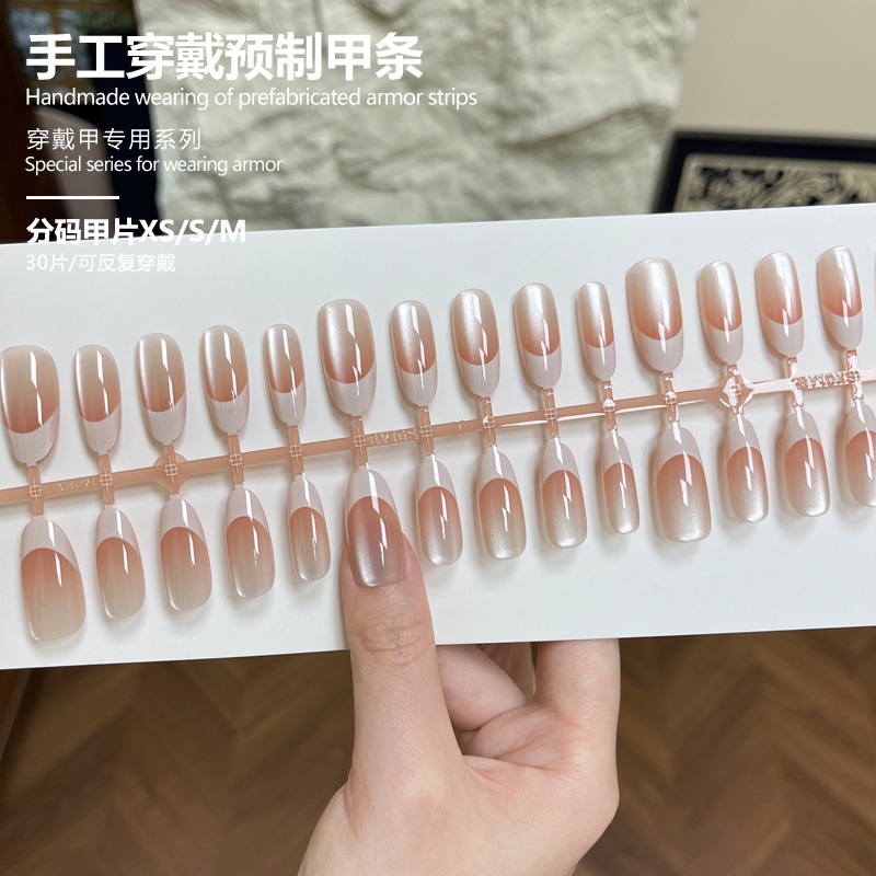 Cat-Eye Wearable Nail Pieces, Oval-Shaped Light-Reflecting Glass Beads, Simple and Stylish Handmade Wearable Fake Nails