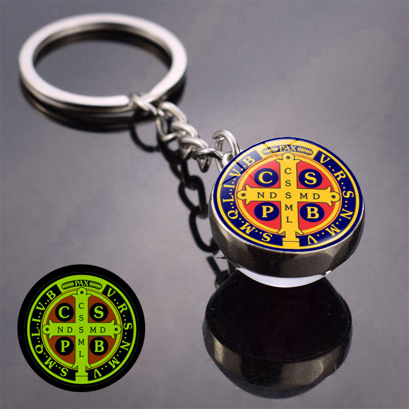 Luz de noche Saint Benedict Medal colgante llavero colgante de doble cara bola de cristal llavero joyería pequeña mercancía