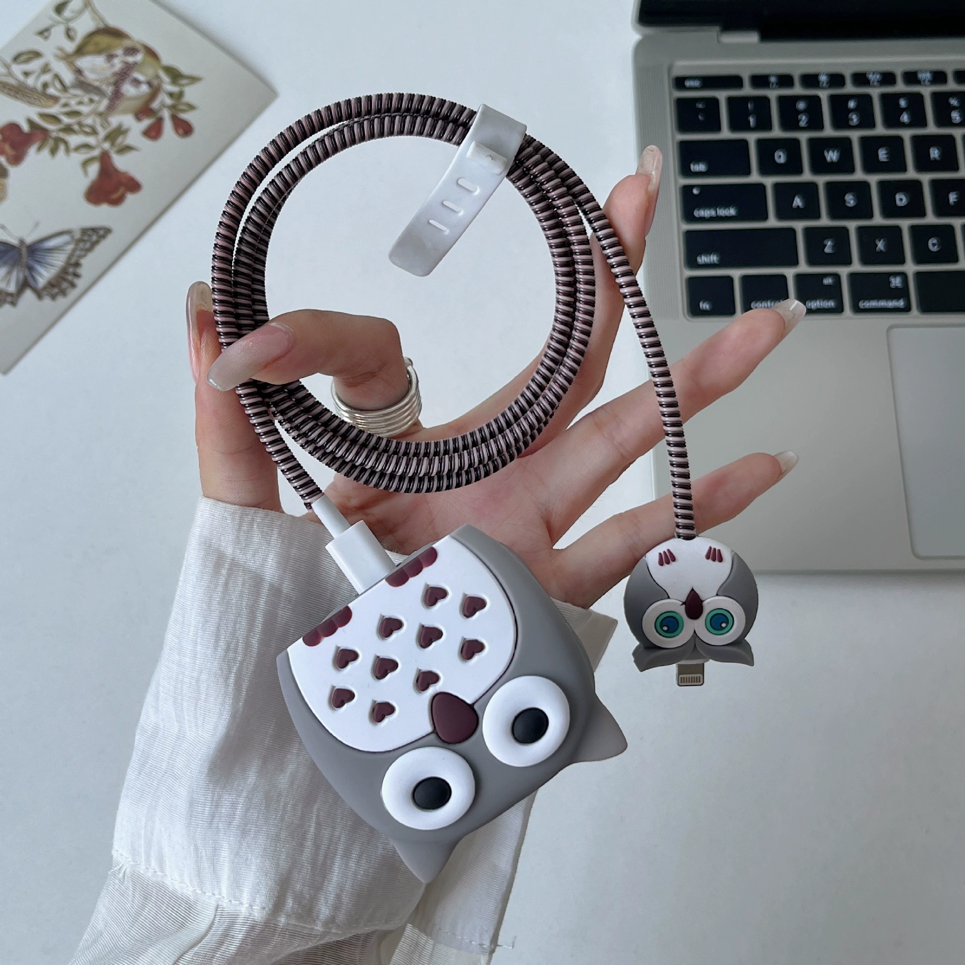 Электрический защитный чехол Gray Eagle подходит для трехконтактного защитного чехла зарядной головки Apple британского стандарта мощностью 25 Вт для предотвращения повреждения.