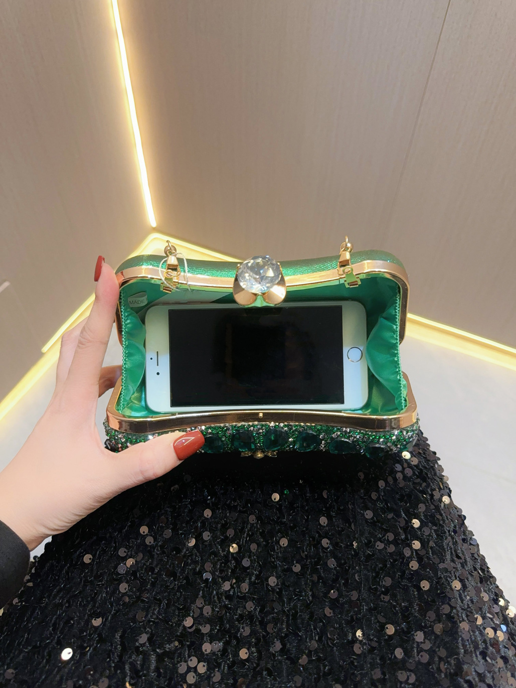 360g Weight Polyester Lining Material Lock clasp Closure Type Top Handle Strap Type Evening Bag Bags Type Holiday, Party Occasion Polyester Material Solid Color Pattern All Seasons Season Women's Gender Diamond Design Elegant, Vintage Style Style Square Shape Small Size Polyester Solid Color Square Evening Bags 4