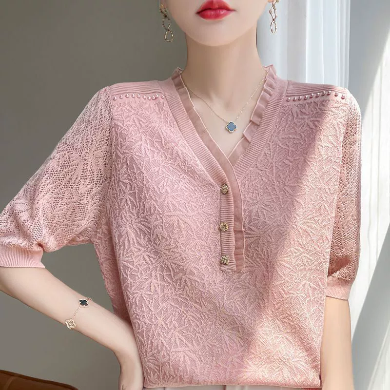 Бисер на плечах, стильный жаккардовый кружевной трикотаж с v-образным вырезом, новая летняя футболка с короткими рукавами 2024 года для женщин.