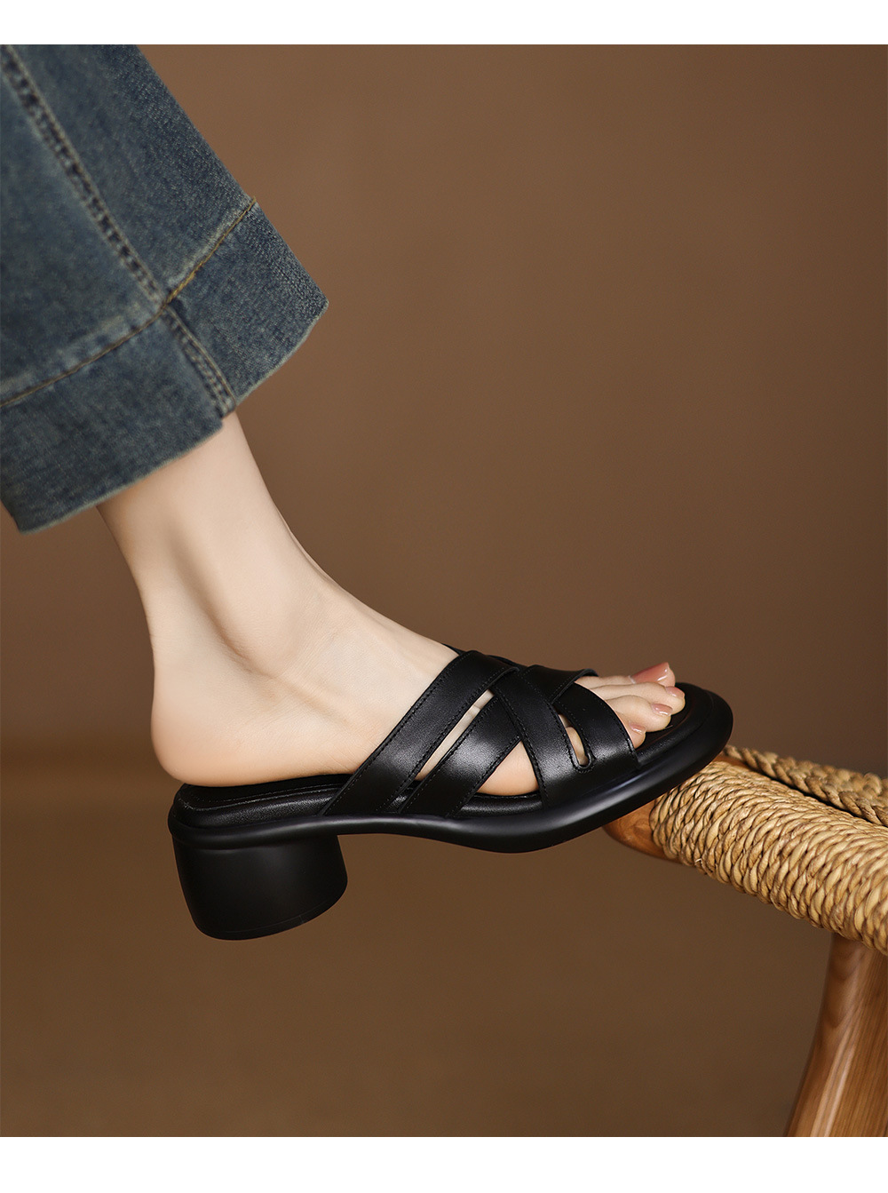 Sandal cao gót nữ mũi tròn hở ngón, da bò gót vuông 9 cm — đen chi tiết 10