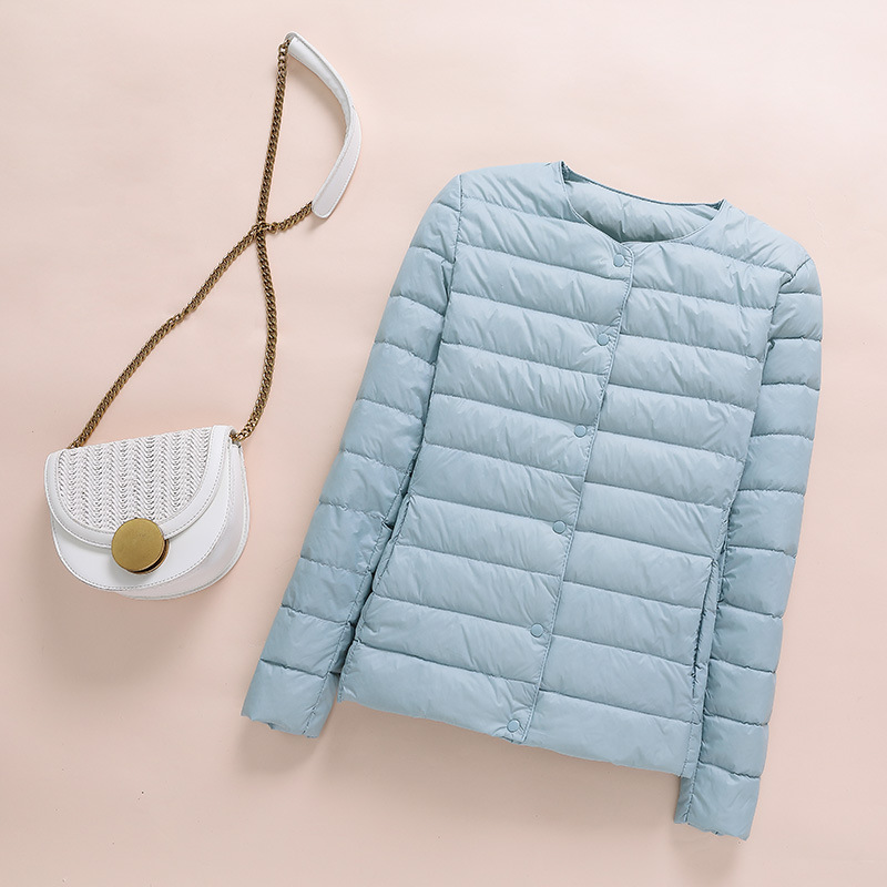 まだ家の服装の秋冬の新型の婦人服の襟がないダウンジャケットの薄い便利な丸首の修身の短い女性のダウンジャケット