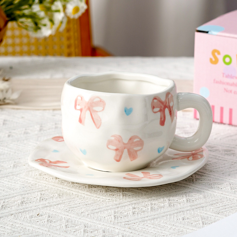 Hermoso conjunto de tazas de café y platos Regalos comerciales Irregulares tazas de desayuno transfronterizas de cerámica Pastoral pintada a mano esmaltada