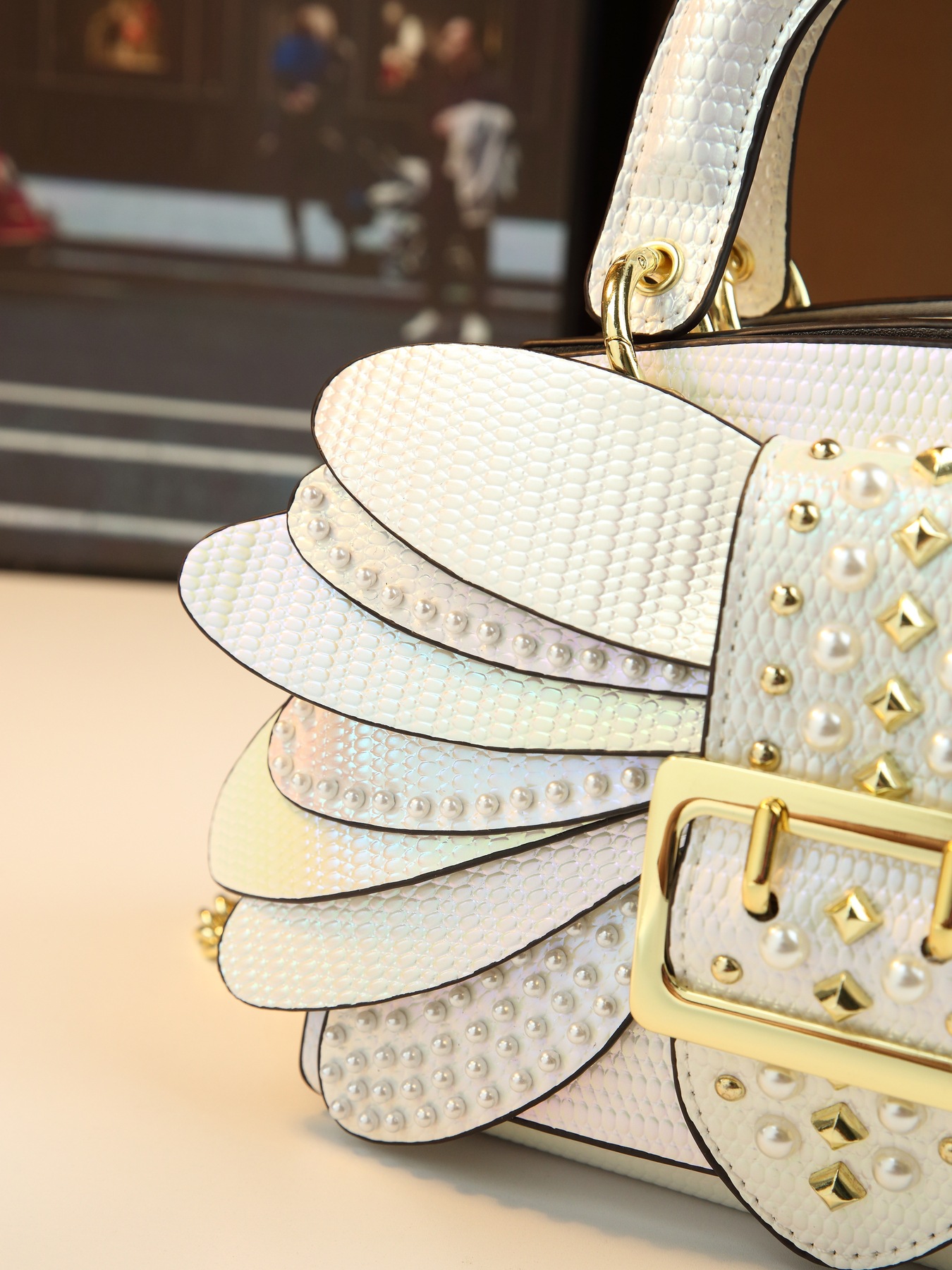 Bolsa tiracolo feminina elegante com pérolas e design de asa_voghion.com