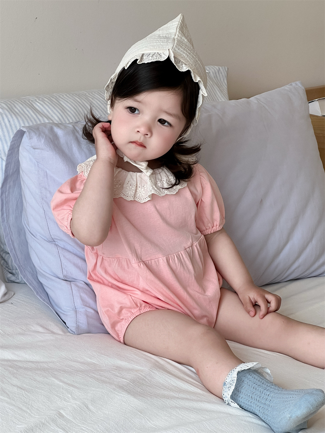 Ropa de verano para bebés, ropa fina para niños, mono de verano 2026 de nuevo estilo, ropa infantil estilo coreano, body con cuello de encaje para niñas.