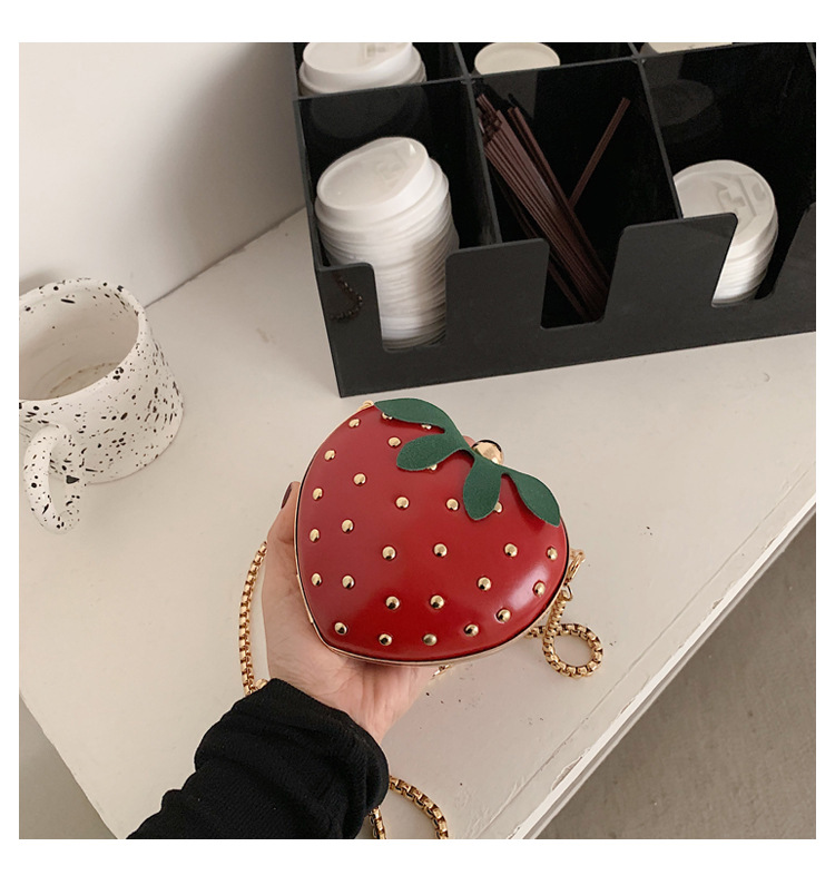 Women's Medium Pu Leather Strawberry Cute Heart-shaped Lock Clasp Crossbody Bag display picture 4