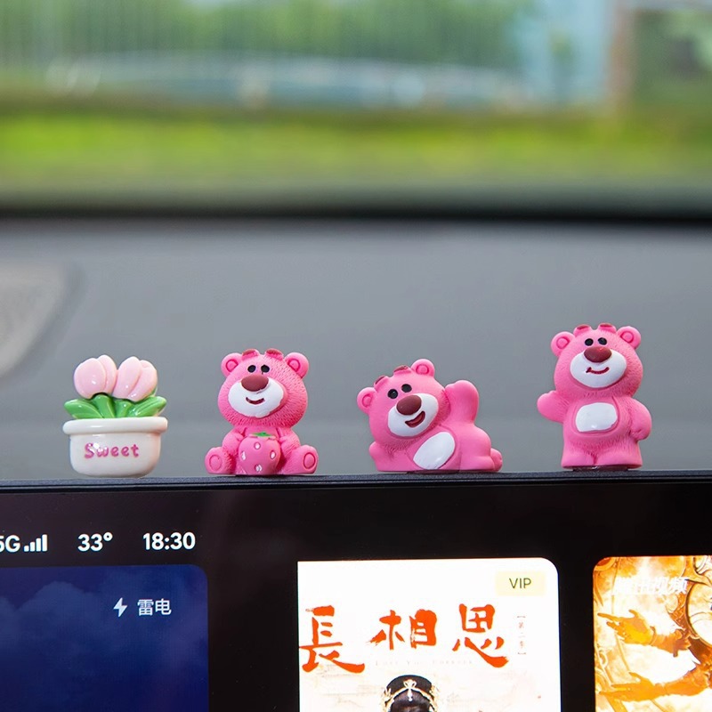 Adornos de coche lindo oso de fresa pantalla de control central descompresión muñeca pequeña accesorios de coche nuevo péndulo de decoración de celebridades de Internet