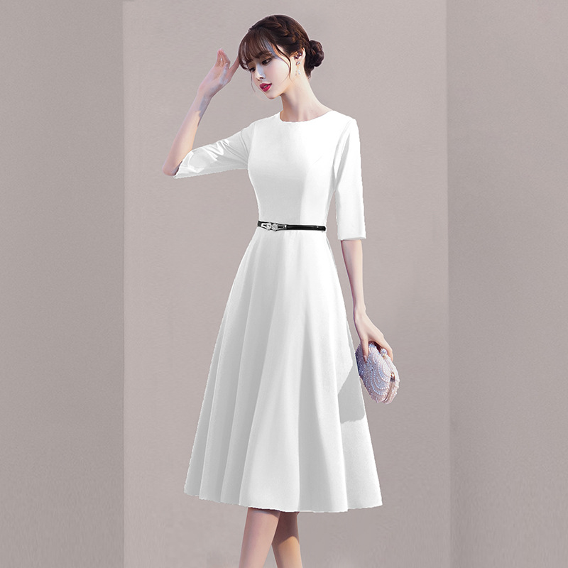 White evening gown, elegant and sophisticated for banquets, perfect for everyday wear.