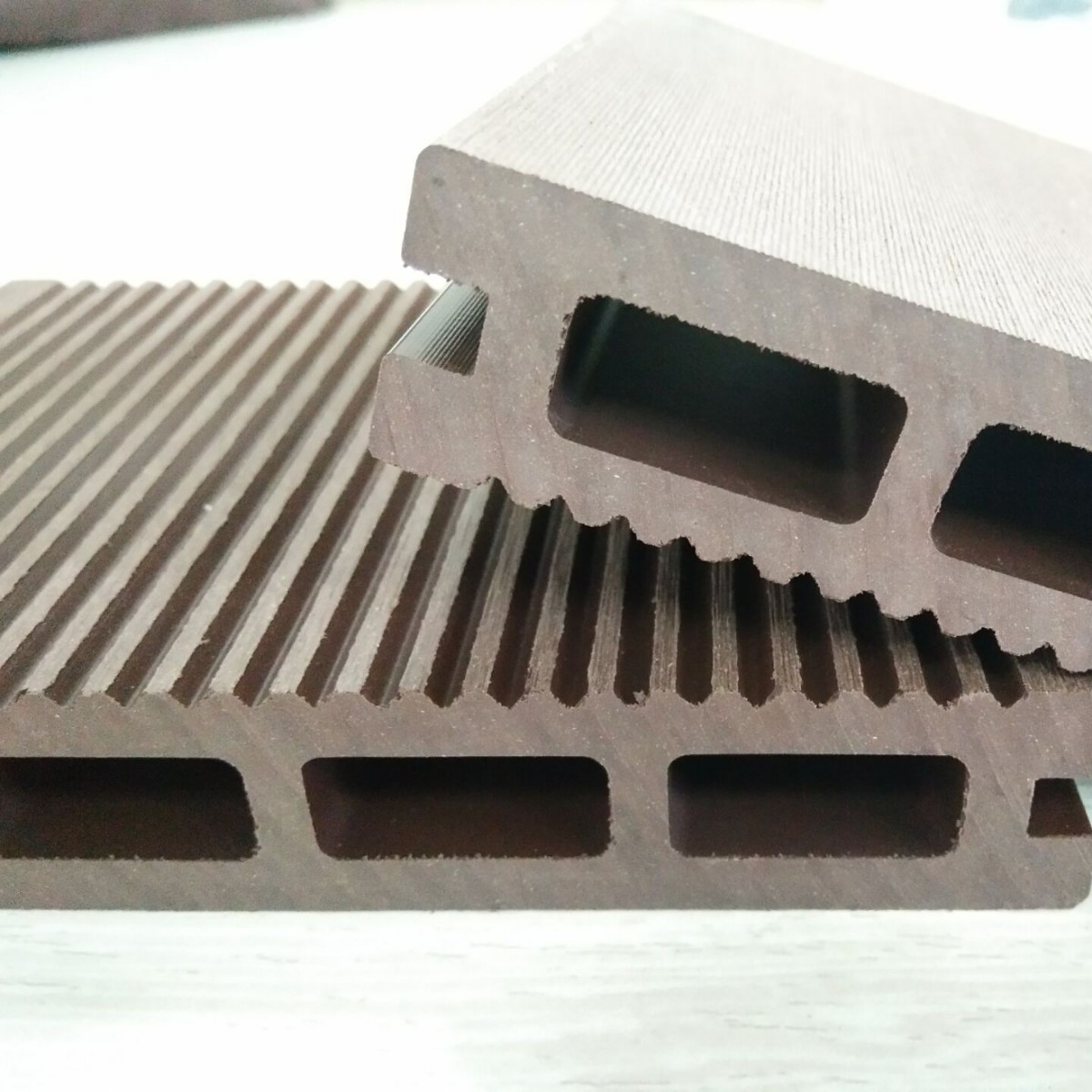 Piso de Madera Plástica con Relieve 3D 140*25 Anticorrosivo para Campo Deportivo y Corredor image 4