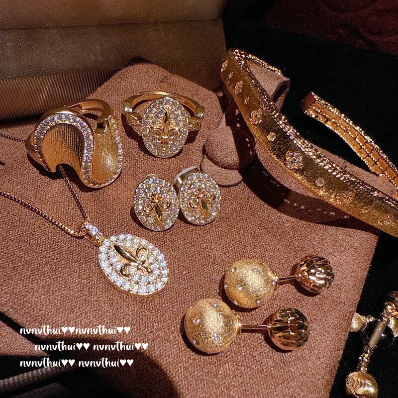 Italian Vintage Royal Iris Gemstone Necklace Ambilight Brushed Flower Flash Diamond Square Bracelet suit