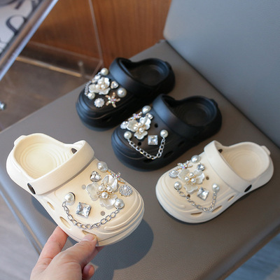 Детские модные комфортные тапочки в стиле Crocs на платформе, украшены жемчугом, коллекция 2025 года, в цветочек, подходят для носки на улице, можно носить двумя способами, закрытый носок